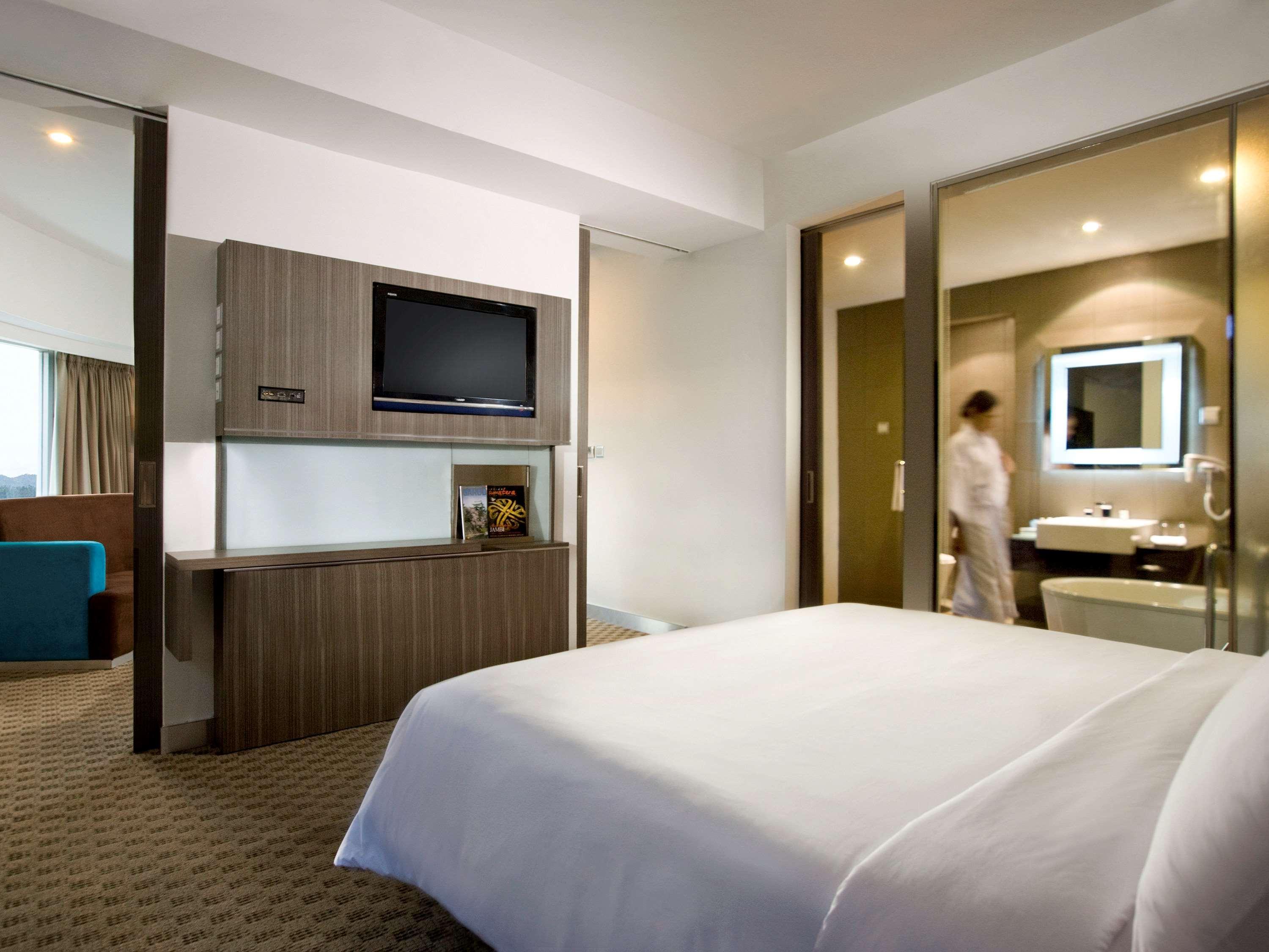 Novotel Bangka Hotel y Centro de Convenciones Pangkal Pinang Exterior foto